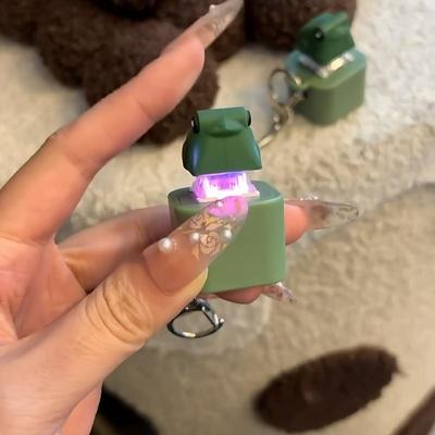 מחזיק מפתחות צפרדע מקרקרת צעצוע פידג'ט עם אורות צבעוניים מקל לחץ חרדה כיף חושי צעצוע כפתור צליל חיה