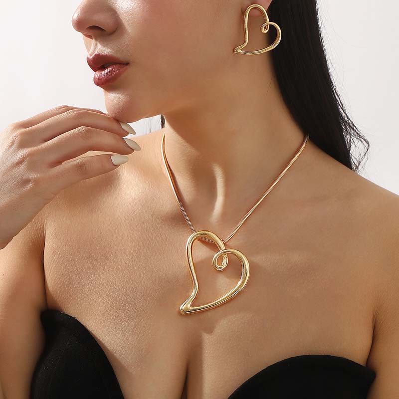 Exaggerated Metal Hollow Heart Shaped Earrings Necklace Set for Women Girls Fashion Gold Color Clavicle Chain Necklace Jewelry
