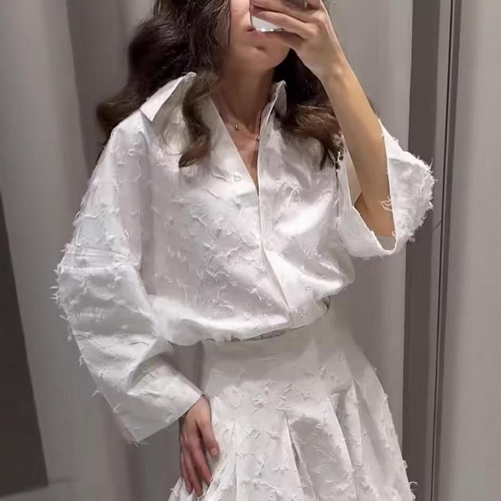 Damski biały zestaw koszuli z frędzlami i piórami oraz spódnicy midi z wysokim stanem