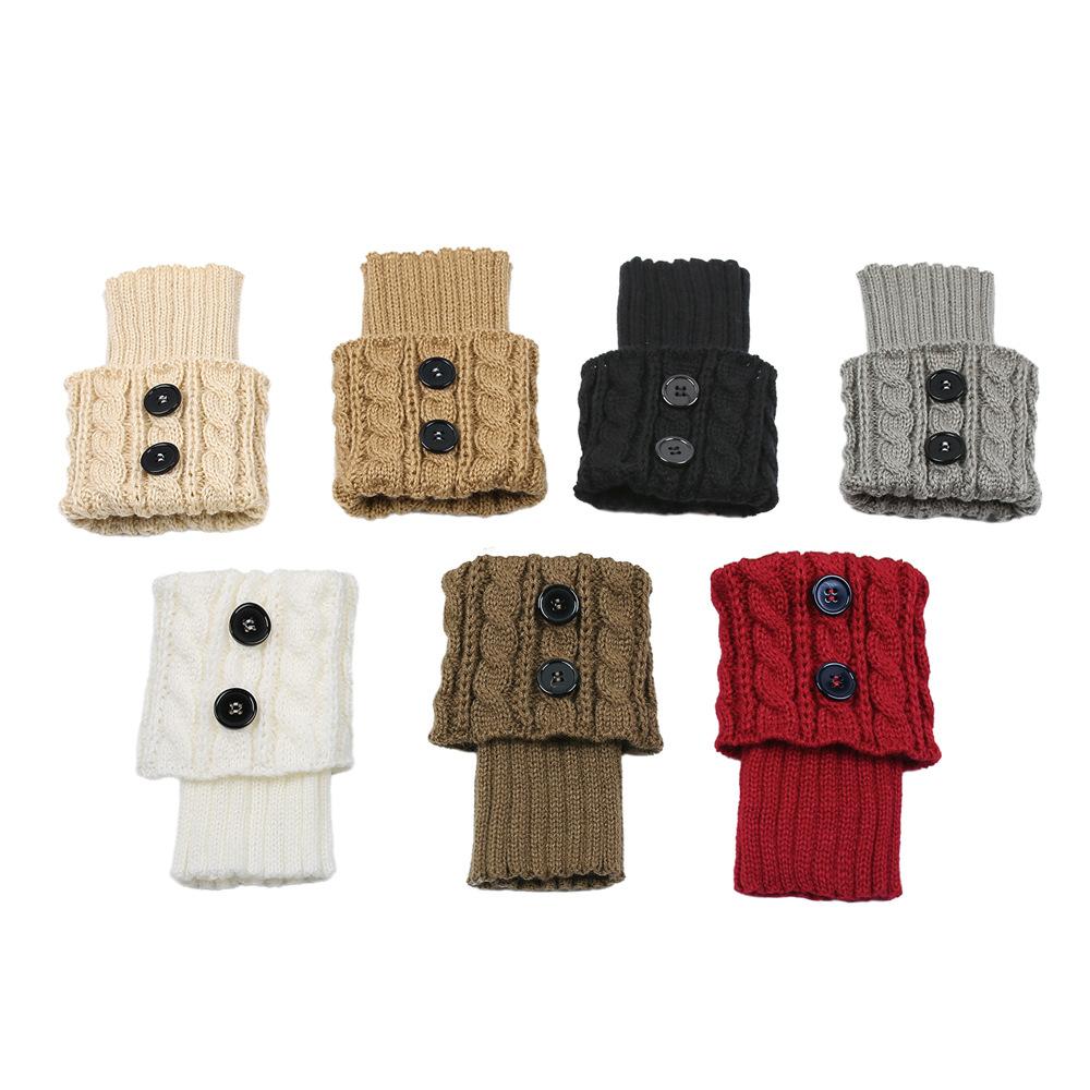 Dicke Wollsocken mit gedrehten Knöpfen für Zehenschoner und kurze Stiefelstulpen für winterliche Wärme