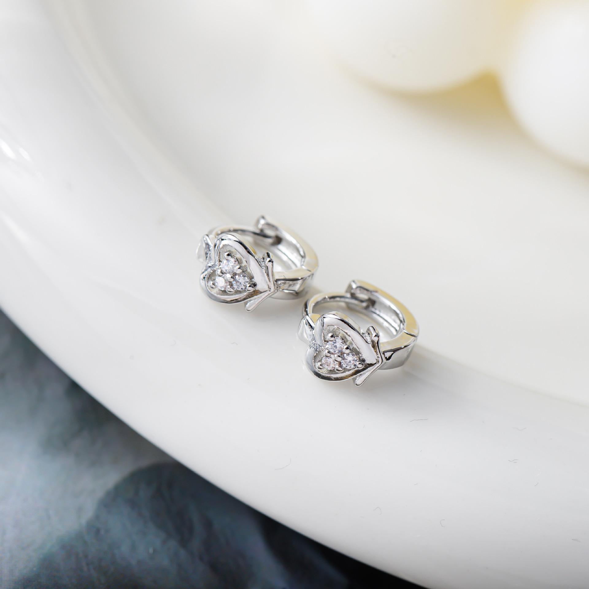 Retro Diamond-Inlaid Heart-Shaped Earrings for Women - Creative Korean Ear Studs