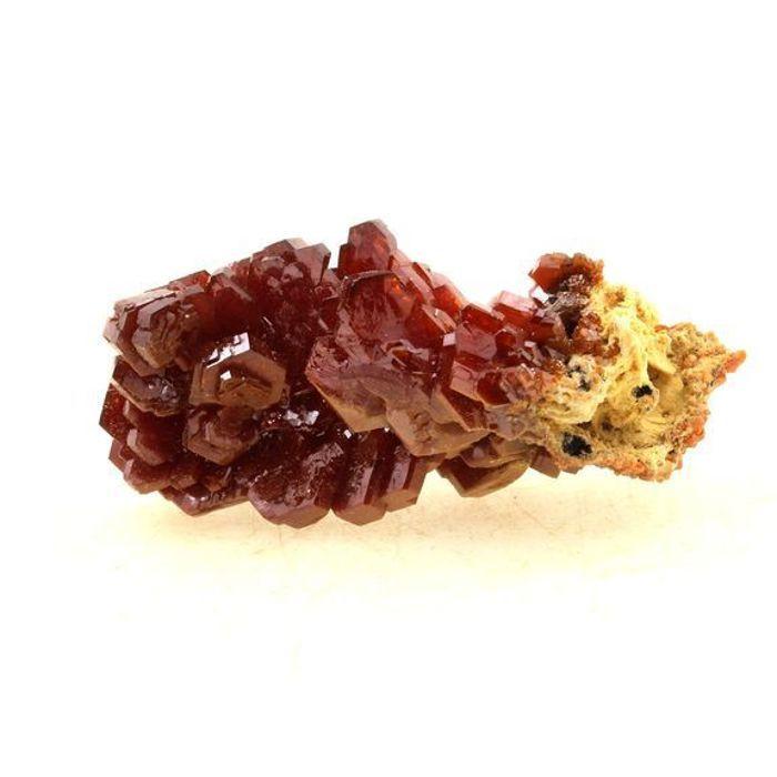 Pierres et Minéraux. Vanadinite. 88.5 ct. Mibladen Mining District, Midelt, Maroc.