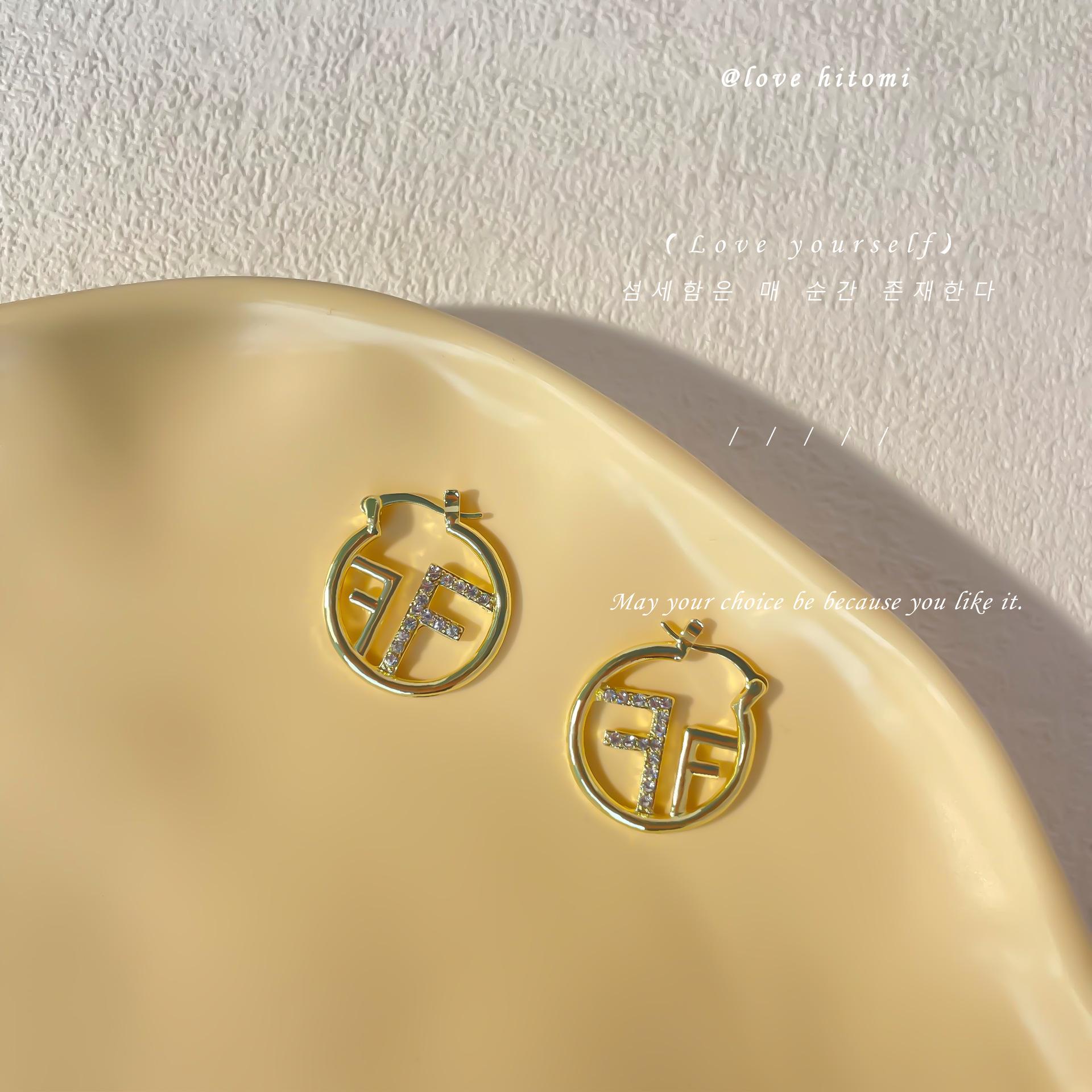 

Korean Version of Ear Buckle Simple Niche Temperament Personalized New Ear Buckle Alloy Advanced Women s Ear Buckle золотой