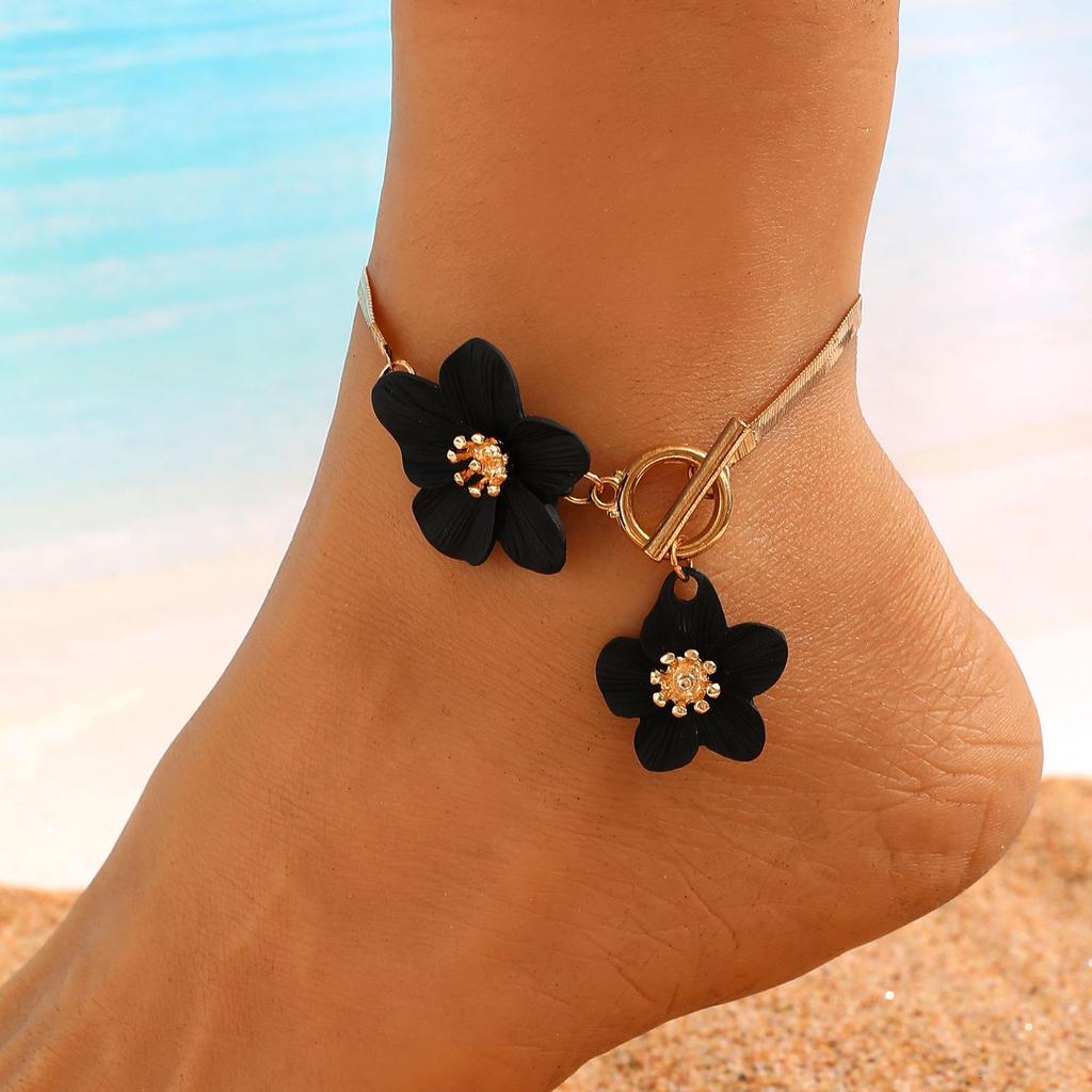 Elegant Alloy Flower Pendant Necklace and Earrings Set for Women - Fashionable, High-End, and Versatile.
