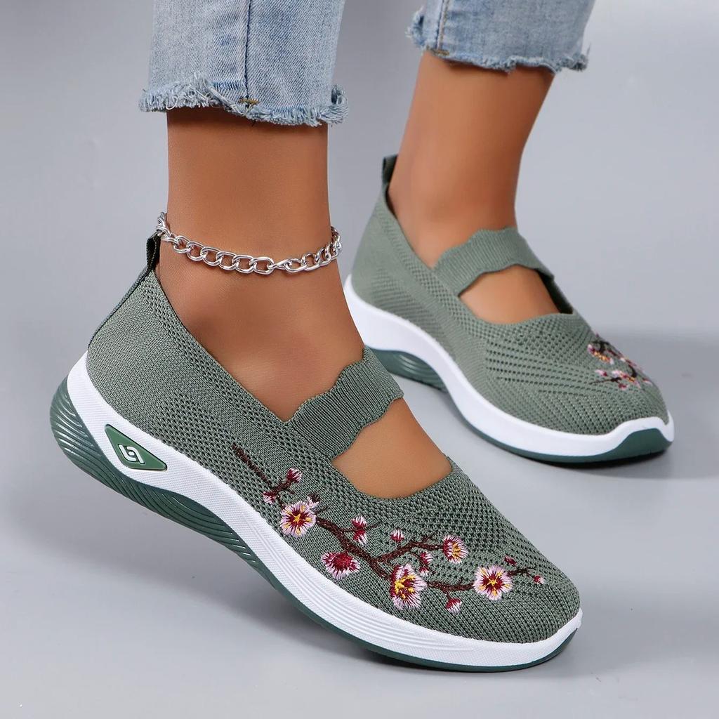 Fashion Women's Shoes Spring New Embroidery Old Beijing Cloth Shoes Soft Sole Comfortable Middle-aged Elderly Mother's Shoes Large Size