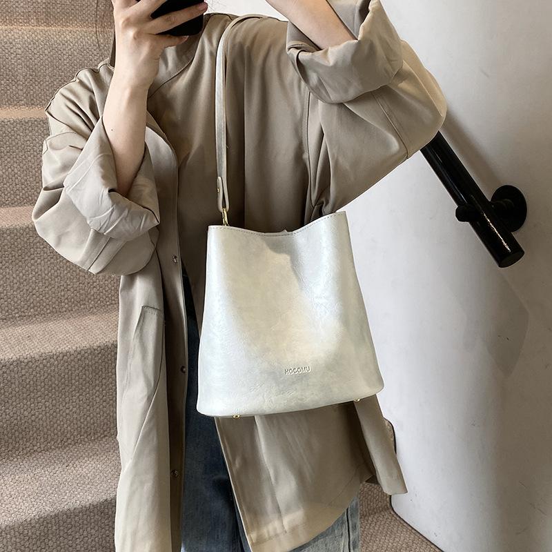Retro hand bucket bag women's 2025 new fashion one shoulder mother and child bag simple casual niche messenger bag