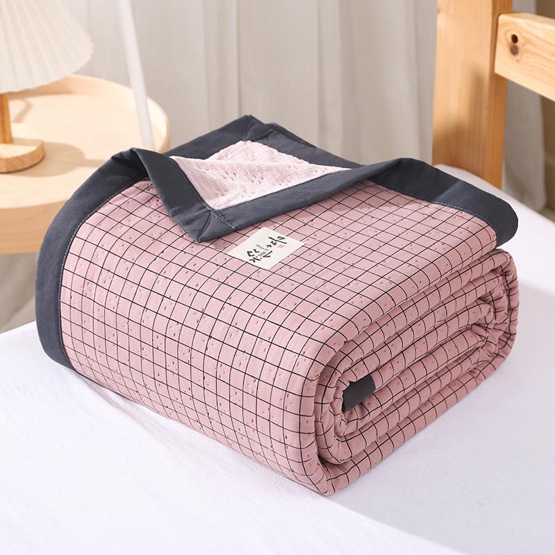 

Новый марлевый плед из кораллового флиса универсален для всех сезонов, а в офисе им можно укрыться как летним одеялом. 200*120