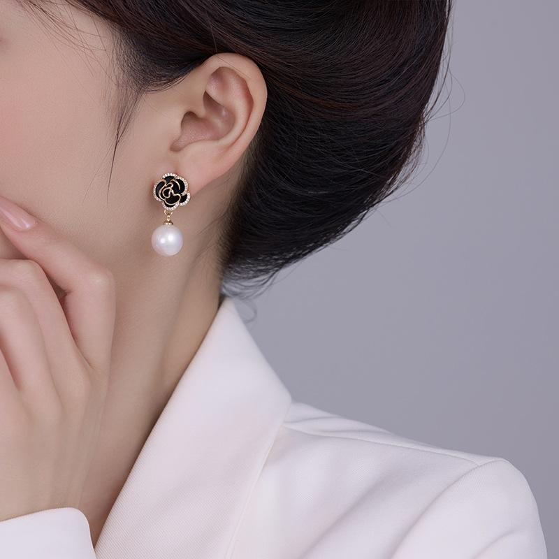 New French Able Luxury Glazed Camellia Imitation Pearl Earrings Women's Gifts Banquet Jewelry 2024