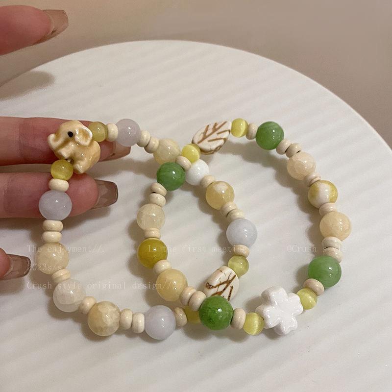 Keramikperlen-Armband - Ein Nischen-Handarbeits-Accessoire für beste Freunde. Dopamin Schmuck im Studentenstil.