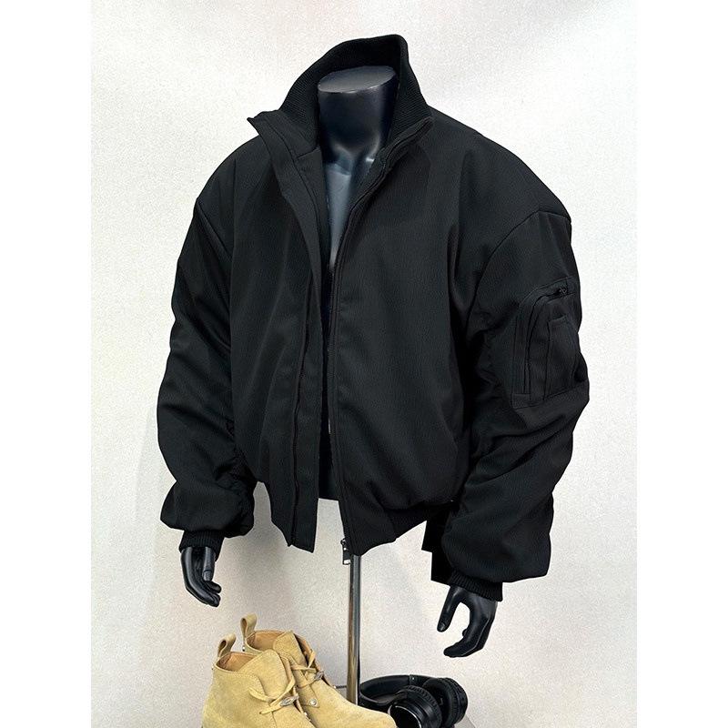 

Чоловіча весняно-осіння куртка-бомбер - Американський силует, коротка довжина, облягаючого крою, комір-стійка, бейсбольний стиль. M чорний