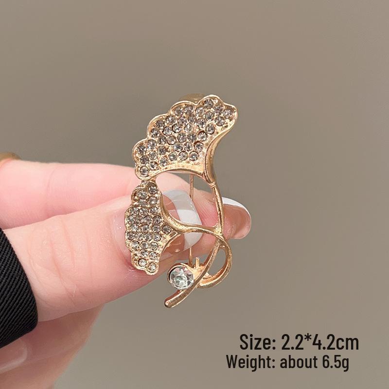 

Элегантная брошь-булавка в виде жемчужной бабочки – изысканный аксессуар для одежды