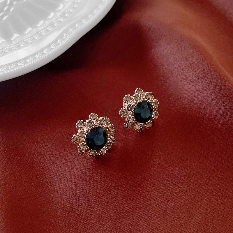 

Cross-Border Inlaid Diamond Flower Necklace: Luxurious, Retro, and Versatile Jewelry.