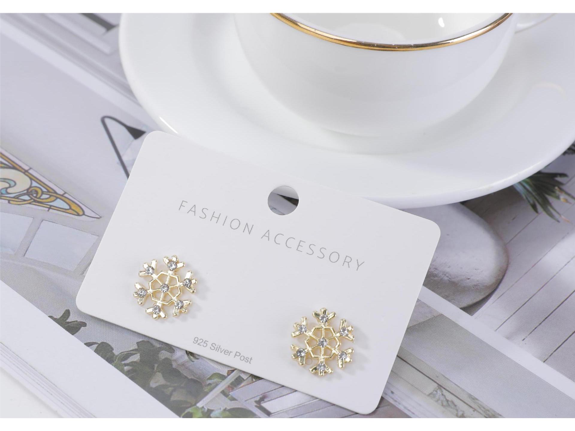 

European-American Snowflake White Diamond Stud Earrings - Christmas Collection