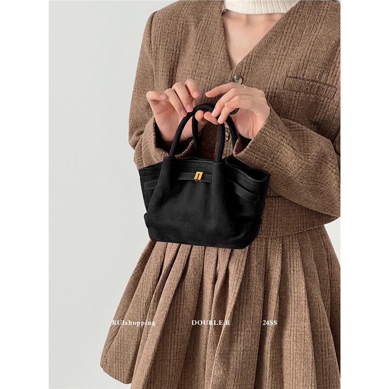

Niche texture sunshine otaku, ground velvet dumpling tote bag woman new bag portable shoulder messenger bag Standard
