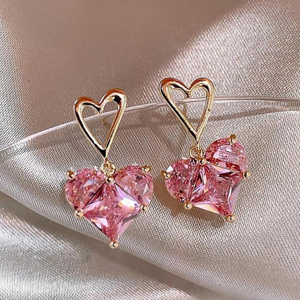 Fashion Sparkling Crystal Heart Stud Earrings Gold Plated Metal Dangle Design Lightweight Jewelry for Daily Wear and Special Occasions