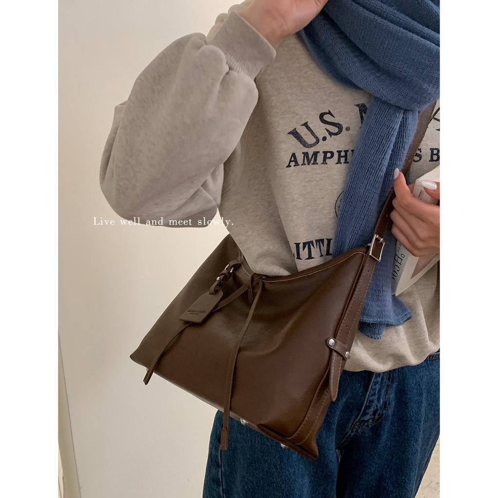 Retro high-end underarm bag women's 2025 new simple bucket bag versatile shoulder messenger bag one piece delivery