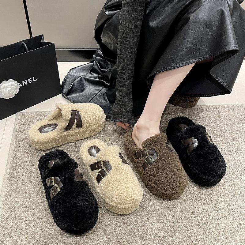Outono e inverno femininos novos fundo grosso elevado veludo quente antiderrapante estribos confortáveis pelúcia sapatos únicos chinelos