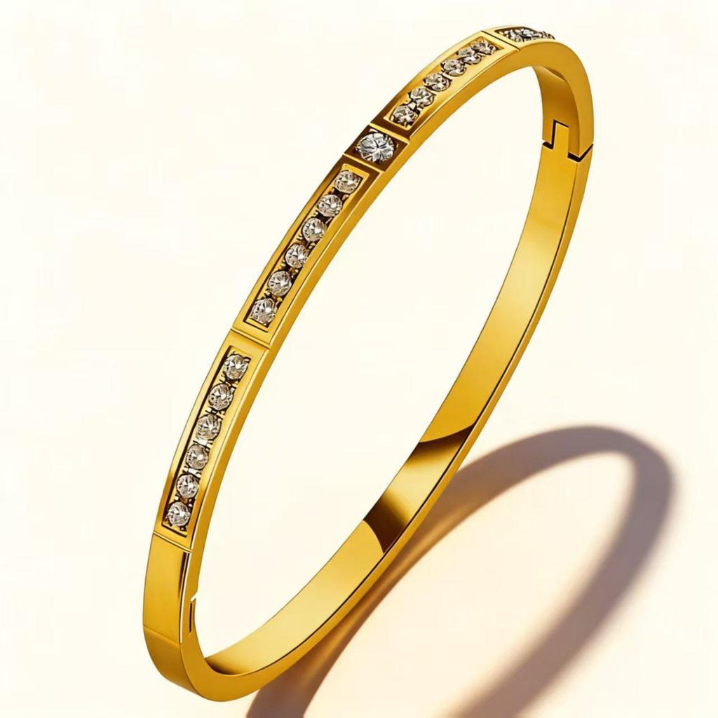 Elegante Bracciale in Acciaio Titanio Placcato Oro per Donna - Raffinato Design Europeo e Americano
