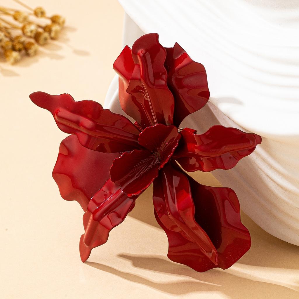 A Brooch for Women with Stereo Exaggerated Flowers, a Brooch That Can Be Selected In Various Colors, Suitable for Vacation and Street Photography