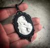 Viktorianisch Schwarz Geometrisch Oval Spitze Weiß Rose Totenkopf Meerjungfrau Schmetterling Cameo Anhänger Halskette für Damen Halloween Schmuck