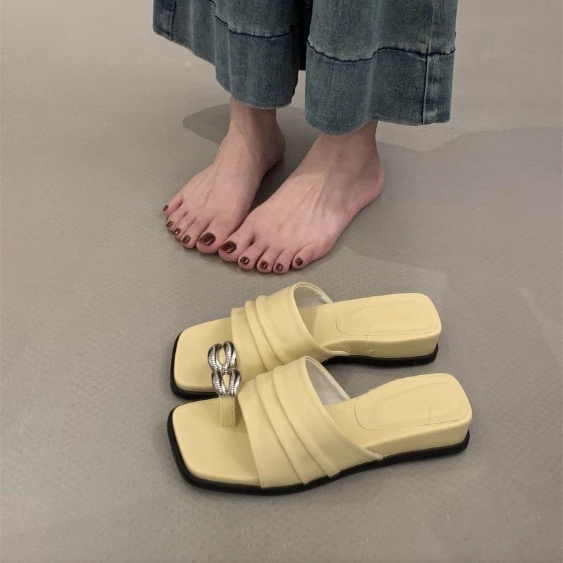 Holiday style metal pinch temperament square head grass woven cover toe cool slippers women's summer wear 2025 new