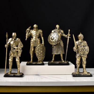 Figurina di Cavaliere Medievale, Statua Vintage in Resina con Finitura Metallica, Dettagli di Armatura e Scudo Realizzati a Mano per Libreria, Scrivania d'Ufficio, Industriale