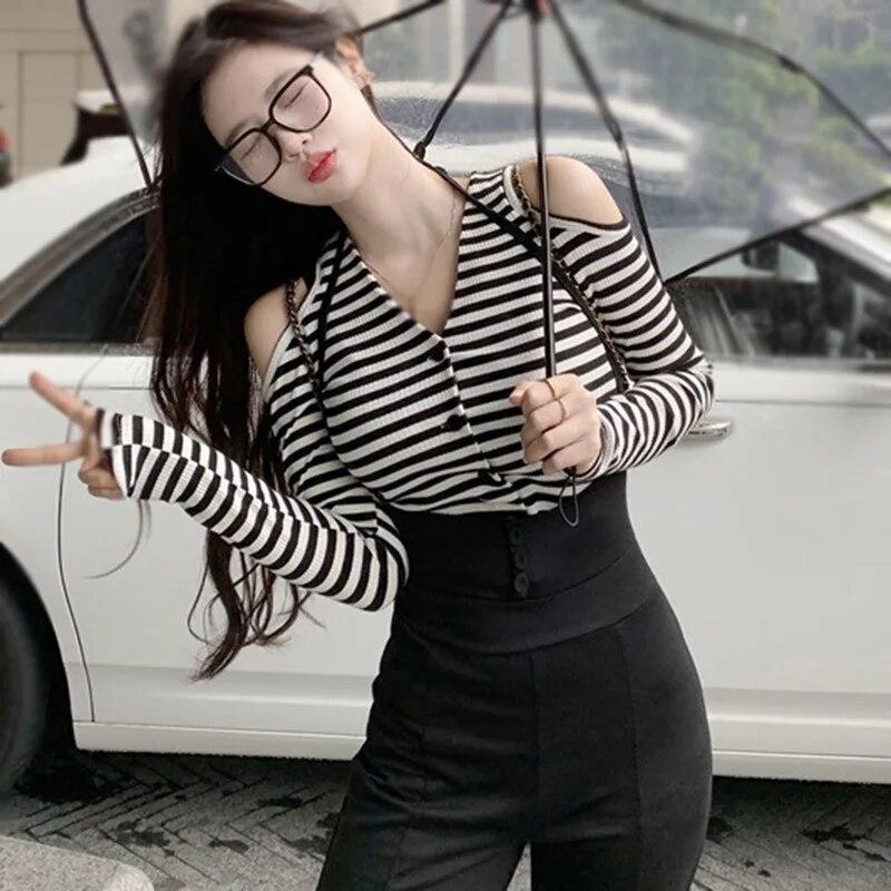 Schulterfreier Cardigan für Damen mit V-Ausschnitt, Streifen, Knopfleiste vorne, schmale Passform, verkürzter Mantel, Herbst-Outfits, Strickwaren