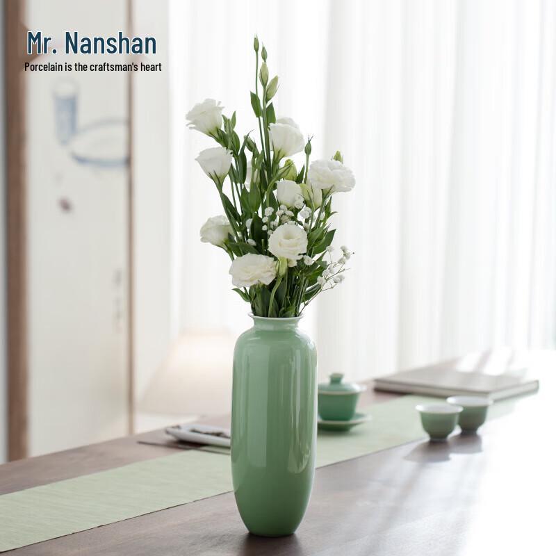 

Керамическая декоративная ваза «Нефритовая тень»