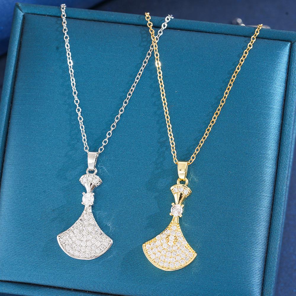 Elegante Collana in Acciaio di Titanio con Diamanti e Ciondolo a Forma di Ventaglio