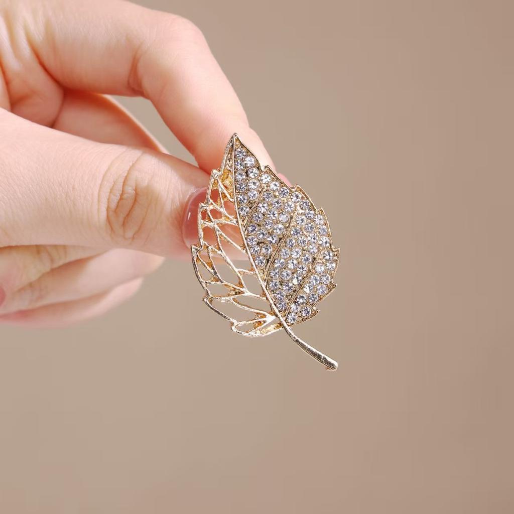 Luxury Sparkling Diamond Studded Gold Leaf Brooch Unlocks Exquisite Elegant Style Showcasing High-end Texture and Exquisite