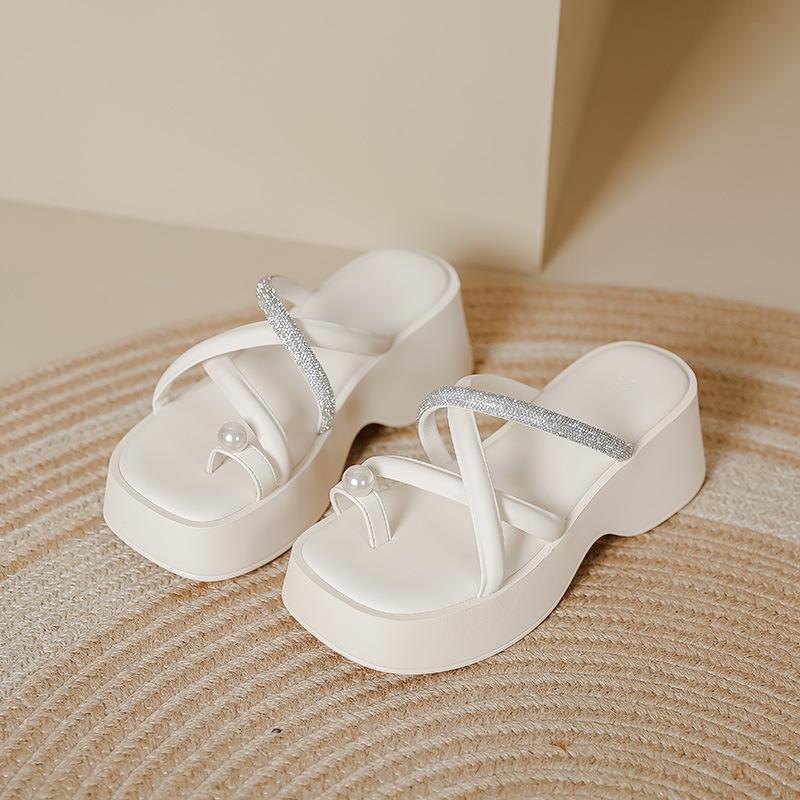 

Rhinestone toe slippers women s summer wear 2025 new muffin thick bottom fairy wind French niche beach sandals 40