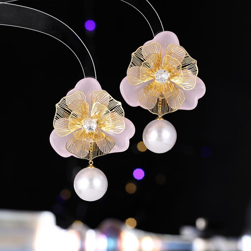 

Женские серьги с элегантным трехмерным полым цветком в дизайне легкой роскоши, модные и универсальные, нишевый дизайн