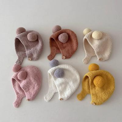 Roztomilé zimné zateplené deti Dievčatko Chlapčenská čiapka Baby Fleecová čiapka s guličkovým dekorom Patchwork Farba Čiapka na ochranu uší Mäkká čiapka s klobúkom pre novorodencov