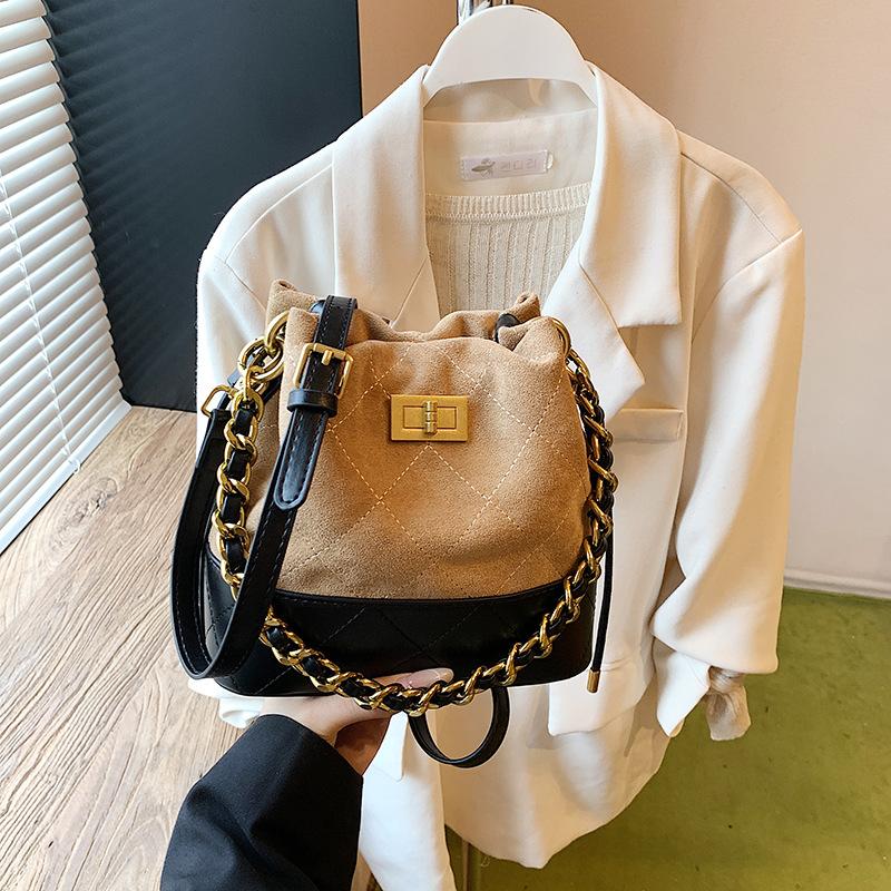 

Autumn and winter retro contrasting color suede bag women s new fashion diamond messenger bag chain portable bucket bag