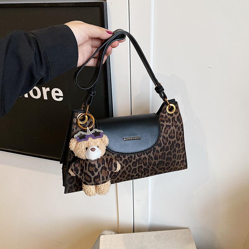 Leopard print bag women's large-capacity 2025 new autumn and winter versatile niche shoulder underarm bag commuter baguette messenger bag