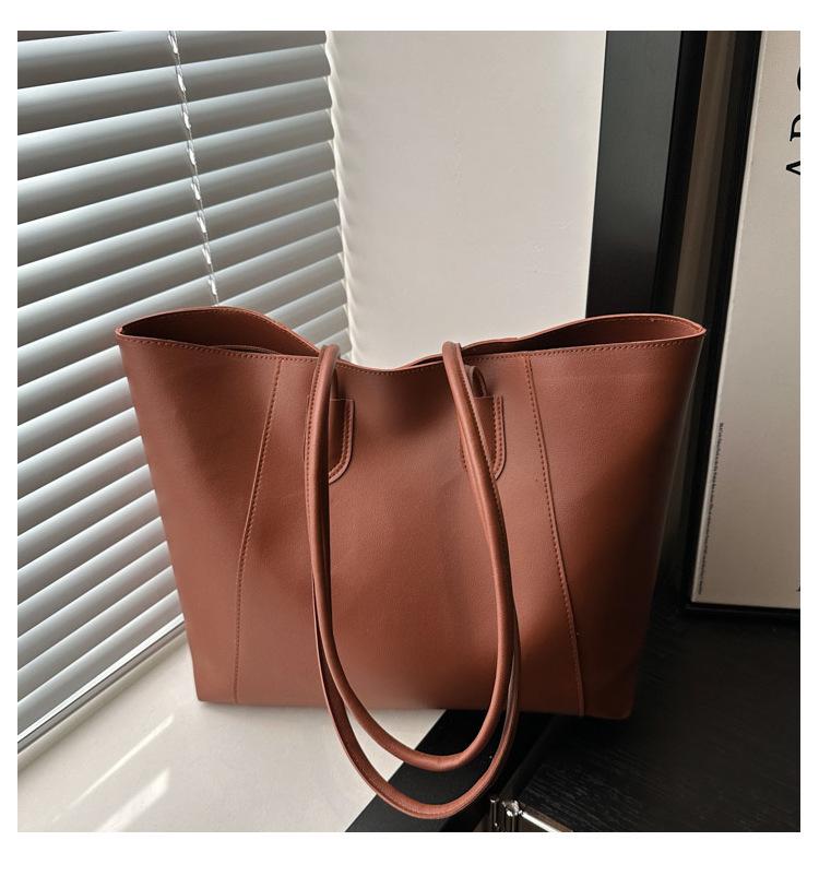 2024 Retro Large-Capacity Shoulder Tote: Casual Autumn/Winter Women's Pendant Bag