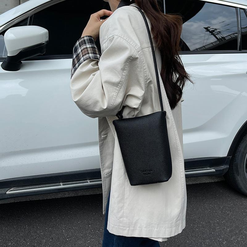 Fashion going out small satchel women's bag 2025 new trendy summer foreign style versatile mobile phone bag Korean version shoulder messenger bag