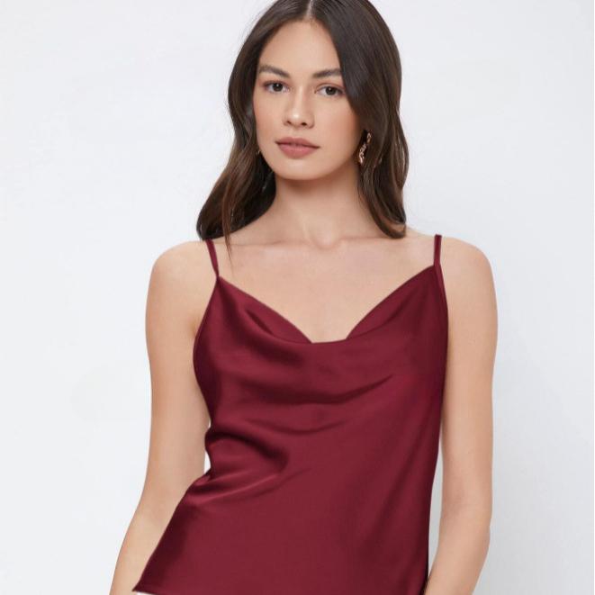 

Женщина в топе из искусственного шелкового атласа с бретелью через шею, носит сексуальный короткий топ с базовым слоем XXL вино красного