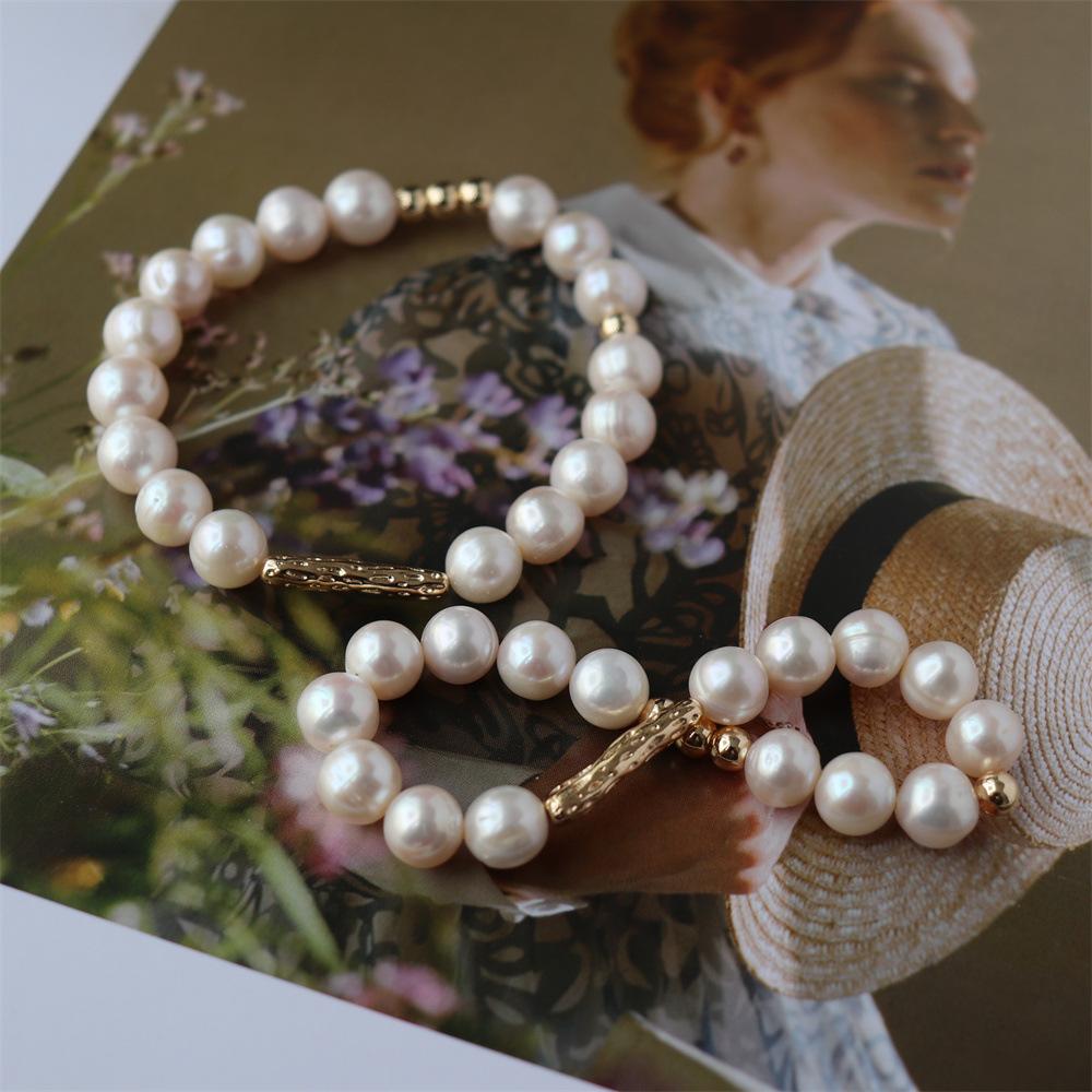Light Luxury9MM Natural high-luster freshwater pearl bracelet with a unique, delicate gold-tone design, exuding a sophisticated and elegant Baroque