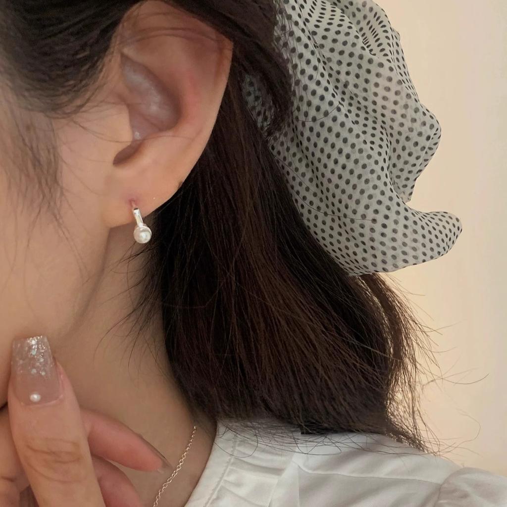 Anenjery Simulated-pearl Geometric D-shaped Hoop Earrings for Women High-end Minimalist Design Fashionable Elegant Light Luxury Earrings Jewelry Gifts