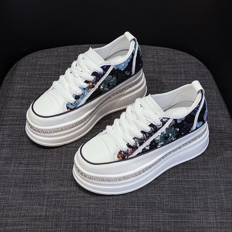 

Маленькие белые туфли на скрытой платформе, увеличивающие рост, лето 2025, новые модные универсальные туфли на платформе с пайетками, маленькие, новые китайские кеды, женская обувь 40