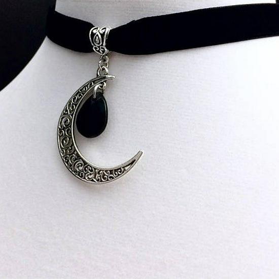 Gotische Samt-Mondtaschen-Halskette mit Tropfenstein