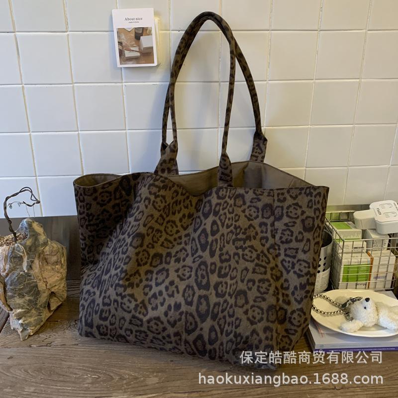 Leopard print bag women's large-capacity 2025 new autumn and winter leisure shoulder shopping bag, popular commuter tote bag this year