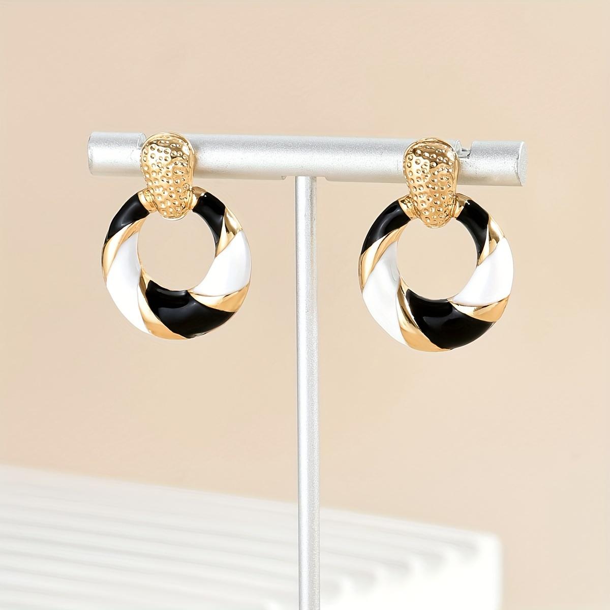 

Двухцветные серьги-кольца спирали из эмали, элегантный золотистый узор «ветряная мельница», шикарные пусеты из цинкового сплава для повседневной носки черный белый