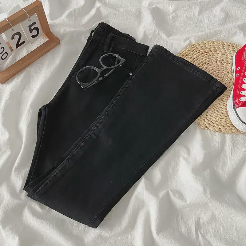 Schwarze Schlagjeans mit hoher Taille für Damen – Slim Fit, elastisch, Herbst/Winter.