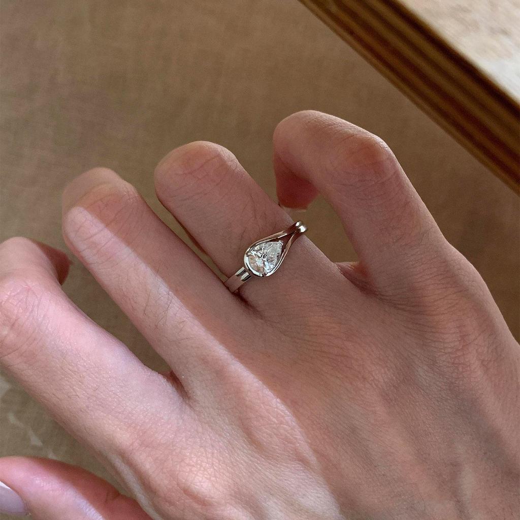 Elegant Radiant Women's Openable Finger Ring - Light Luxury, Fashionable, and Trendy Exquisite Water Drop Design.