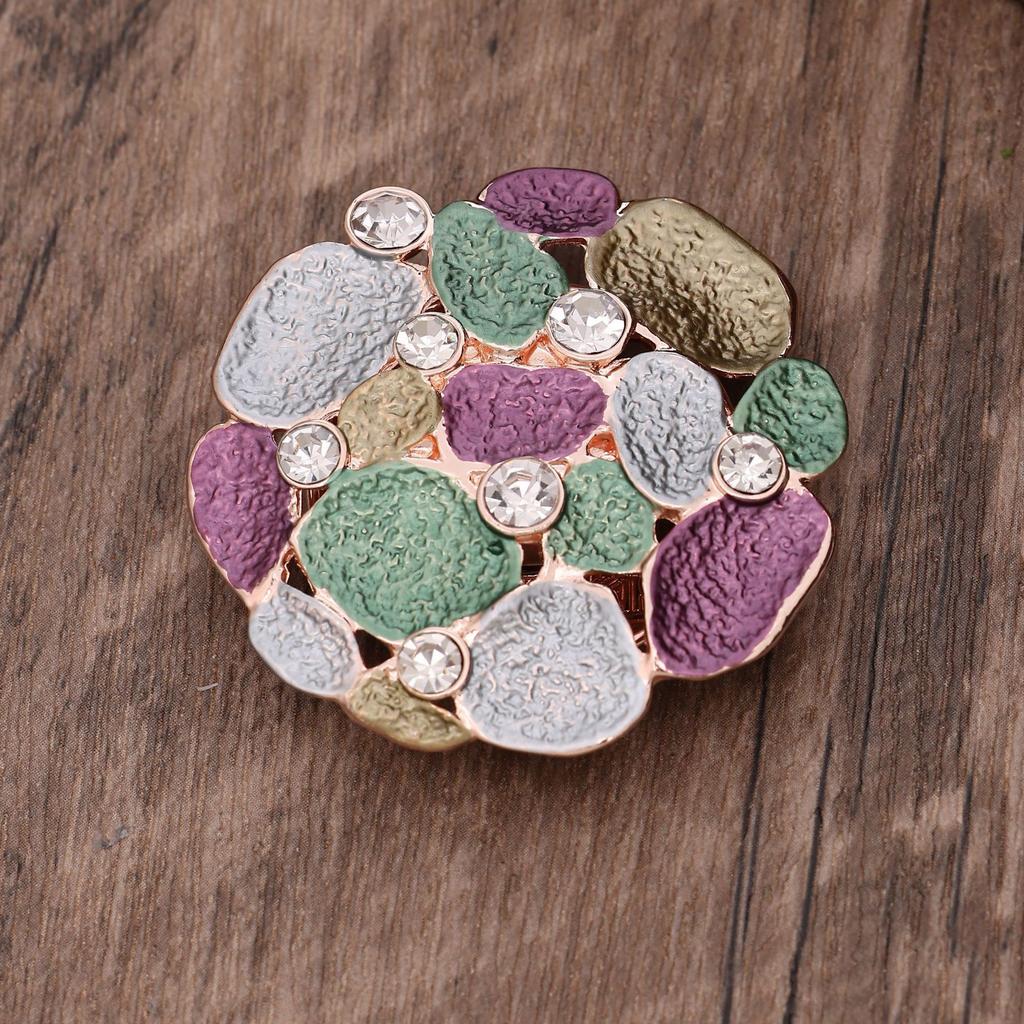 Nouvelle broche magnétique pétale creux géométrique, broche magnétique polyvalente haut de gamme pour banquet pour femmes