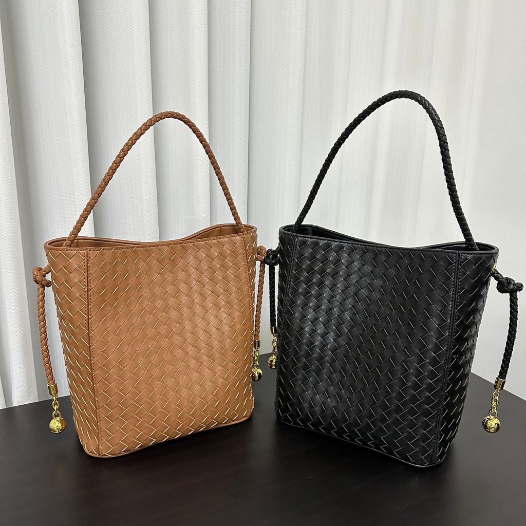2025 New medieval fashion versatile leather square shoulder underarm crossbody tote bag woven bag hand bucket bag