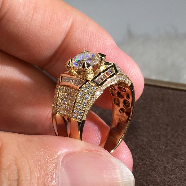 New Fashion Golden Zircon Atmospheric Punk Style Hip Hop Ring Jewelry Luxury Banquet Men and Women Engagement Ring Fine Jewelry