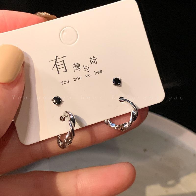 

Simple zircon circle, four-piece set of ear buckles, female essence + sweet and cool style, personalized ear needles, advanced sense earrings.